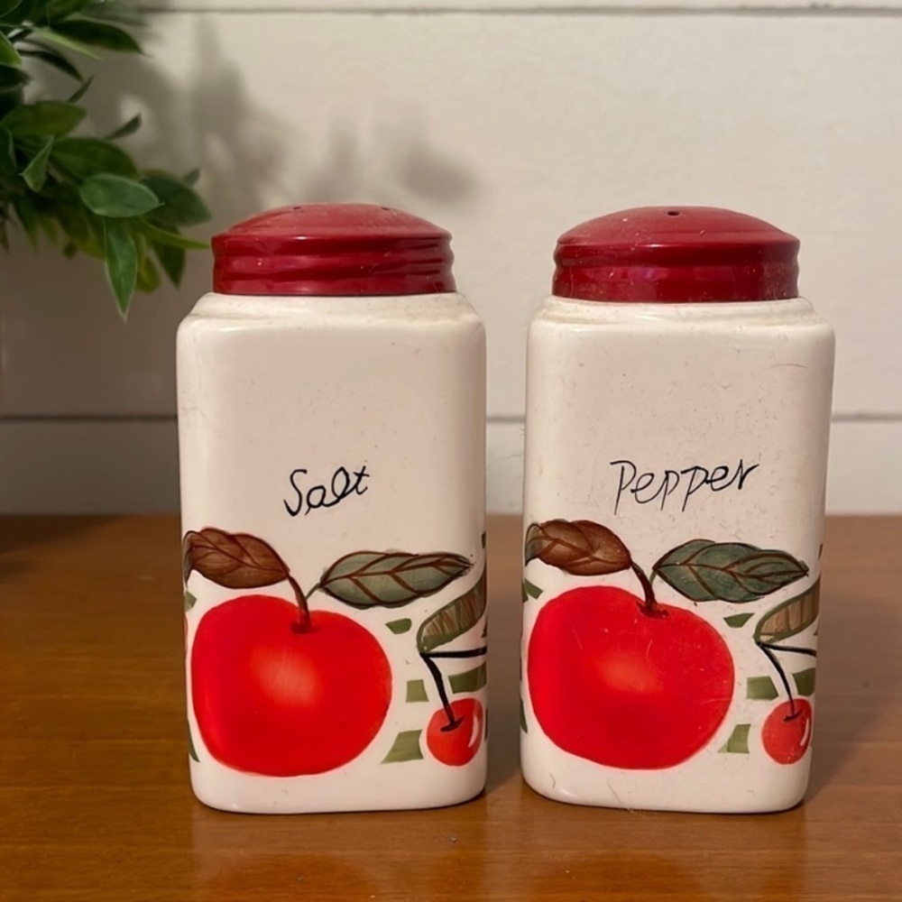 BLUE SKY RED CHERRY GREEN STRIPE SALT PEPPER SHAKERS 4"×2" T1